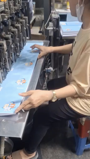Cận cảnh dây chuyền máy đóng ghim vở hoạt động liên tục