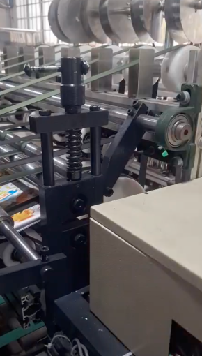 Máy đóng ghim vở vận hành như thế nào?